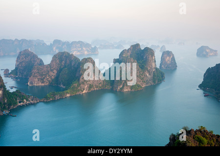 Halong Bay, Vietnam, Südostasien. Ansicht der Karstlandschaft, Sonnenuntergang Stockfoto