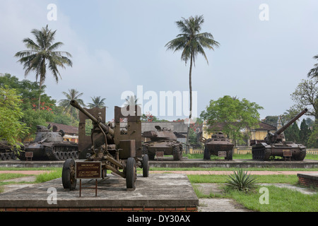 Hue, Vietnam. Allgemeine Museumskomplex, US-Militär Panzer und gepanzerte Fahrzeuge während der USA-Vietnam-Krieg erobert Stockfoto