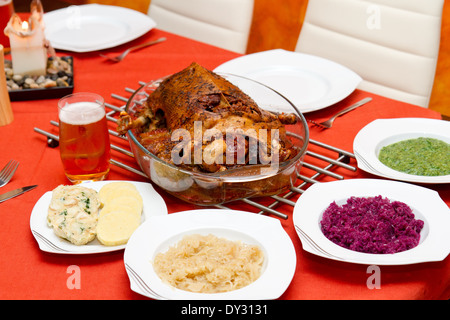 gebratene Gans auf einer Platte auf einem gedeckten Tisch Stockfoto