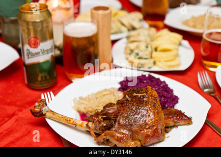 gebratene Gans auf einer Platte auf einem gedeckten Tisch Stockfoto