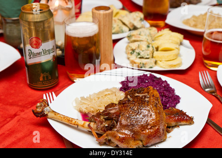 gebratene Gans auf einer Platte auf einem gedeckten Tisch Stockfoto