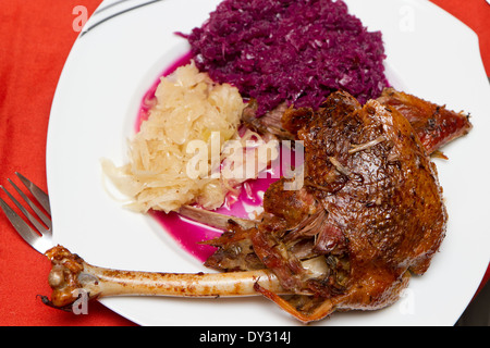 gebratene Gans auf einer Platte auf einem gedeckten Tisch Stockfoto