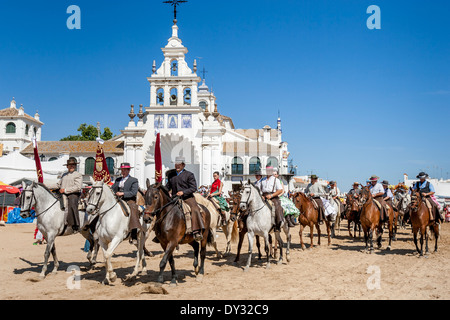Männer reiten Pferde, El Rocio Festival, El Rocio, Andalusien, Spanien Stockfoto