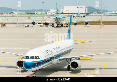 Eine China Southern Flugzeug wartet am Tor für Passagiere an Bord. Stockfoto