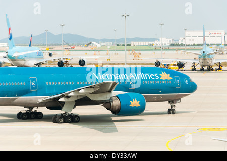 Ein Vietnam Airlines Flugzeug sitzt auf dem Rollfeld am Flughafen Incheon in Südkorea. Stockfoto