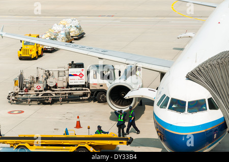 Ein Flugzeug ist auf dem Laufsteg vor dem Start betankt. Stockfoto