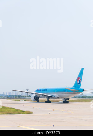 Ein Flugzeug der Korean Air taxis zur Startbahn für den Start vorzubereiten. Stockfoto