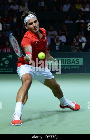 Genf, Schweiz. 4. April 2014. Roger Federerof Schweiz kehrt ein Schuss Mikhail Kukushkin Kasachstans während ihrer Davis Cup Viertelfinale im Palexpo in Genf, Schweiz, 4. April 2014. Federer gewann das Spiel 3: 0. Bildnachweis: Wang Siwei/Xinhua/Alamy Live-Nachrichten Stockfoto