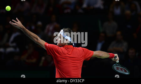 Genf, Schweiz. 4. April 2014. Roger Federerof Schweiz dient dazu, Mikhail Kukushkin Kasachstans während ihrer Davis Cup Viertelfinale im Palexpo in Genf, Schweiz, 4. April 2014. Federer gewann das Spiel 3: 0. Bildnachweis: Wang Siwei/Xinhua/Alamy Live-Nachrichten Stockfoto