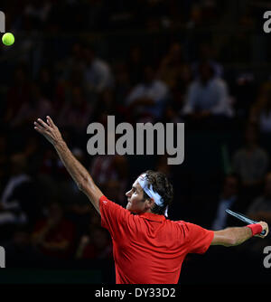 Genf, Schweiz. 4. April 2014. Roger Federerof Schweiz dient dazu, Mikhail Kukushkin Kasachstans während ihrer Davis Cup Viertelfinale im Palexpo in Genf, Schweiz, 4. April 2014. Federer gewann das Spiel 3: 0. Bildnachweis: Wang Siwei/Xinhua/Alamy Live-Nachrichten Stockfoto