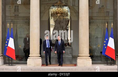 Paris, Frankreich. 4. April 2014. French President Francois Hollande (R) und Frankreichs neu ernannter Premierminister Manuel Valls Fuß aus dem Elysee Präsidentenpalast nach der ersten Kabinettssitzung in Paris, Frankreich, 4. April 2014. Bildnachweis: Chen Xiaowei/Xinhua/Alamy Live-Nachrichten Stockfoto