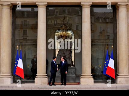 Paris, Frankreich. 4. April 2014. French President Francois Hollande (R) schüttelt Hände mit Frankreichs neu ernannter Premierminister Manuel Valls am Präsidentenpalast Elysee nach der ersten Kabinettssitzung in Paris, Frankreich, 4. April 2014. Bildnachweis: Chen Xiaowei/Xinhua/Alamy Live-Nachrichten Stockfoto