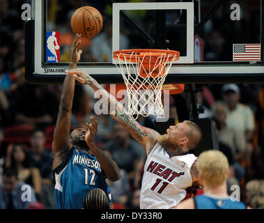 Miami, FL, USA. 4. April 2014. Florida, USA - Vereinigte Staaten - Minnesota Timberwolves weiterleiten Luc Mbah ein Mouté Partituren über Miami Heat nach vorne Chris Andersen während der ersten Hälfte, Freitag, 4. April 2014, bei AmericanAirlines Arena. Michael Laughlin, Süd-Florida Sun Sentinel ORG XMIT: S-S1312181813110005 Credit: Sun-Sentinel/ZUMAPRESS.com/Alamy Live-Nachrichten Stockfoto