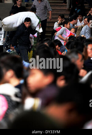 Liuzhou. 5. April 2014. Passagiere warten, um fern-Reisebusse in Liuzhou Busbahnhof in Süd-China Autonome Region Guangxi Zhuang, 4. April 2014. Guangxi erhielt Eile Reisen während Chinas traditionelle Qingming Festival, oder Grabfegens Tag, die vom 5. bis 7. April dieses Jahres fällt. © Xinhua/Alamy Live-Nachrichten Stockfoto