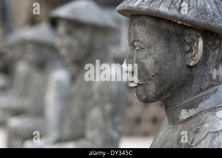 Hue, Vietnam, Südostasien. Hof, Grab von Khai Dinh, Wächter-Statuen zu Ehren Stockfoto