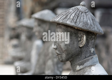 Hue, Vietnam, Südostasien. Hof, Grab von Khai Dinh, Wächter-Statuen zu Ehren Stockfoto