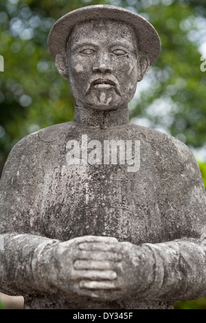 Hue, Vietnam, Südostasien. Hof, Grab von Khai Dinh, Wächter Mandarin Statue zu Ehren Stockfoto