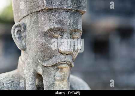 Hue, Vietnam, Südostasien. Hof, Grab von Khai Dinh, Wächter Mandarin Statue zu Ehren Stockfoto