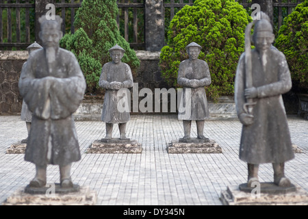 Hue, Vietnam, Südostasien. Hof, Grab von Khai Dinh, Wächter Mandarin Statuen, selektiven Fokus zu Ehren Stockfoto