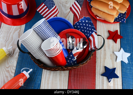 Hohen Winkel Foto von einem Picknick-Tisch bereit für Fourth Of July Party. Der roten weiße und blaue Tisch ist gedeckt mit Platten Stockfoto