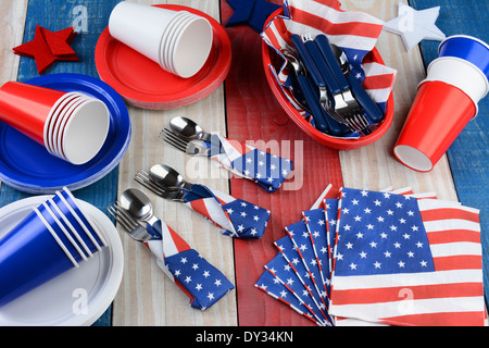 Hohen Winkel Foto einer Picknick-Tisch-Einstellung für eine vierte Juli Partei. Teller, Tassen, Servietten und andere Gegenstände in patriotischen Farbe Stockfoto