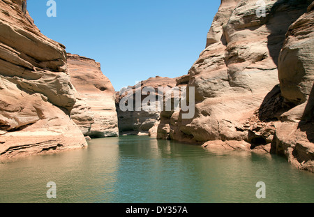 Eine Schlucht voller Wasser im Lake Powell in Arizona Stockfoto