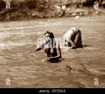 Bali-Frauen Baden in den 1920er Jahren Stockfoto