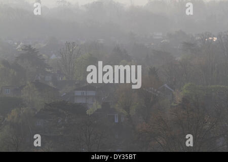 Wimbledon London, UK. 5. April 2014. Hellen Morgen in Süd-West London nach Smog Bedingungen und hohen Luftverschmutzung Saharasand verursachten und europäische Emissionshandelssystem Kredit hob: Amer Ghazzal/Alamy Live-Nachrichten Stockfoto