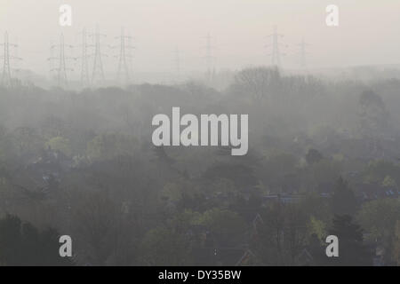 Wimbledon London, UK. 5. April 2014.  Hellen Morgen in Süd-West-London mit Strommasten im Hintergrund nach Smog Bedingungen und hohen Luftverschmutzung Saharasand verursachten und europäische Emissionshandelssystem Kredit hob: Amer Ghazzal/Alamy Live-Nachrichten Stockfoto