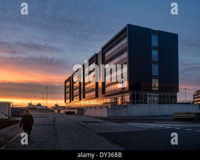 Moderne Häuser im Dokken Teil des Hafens in Esbjerg, Dänemark Stockfoto