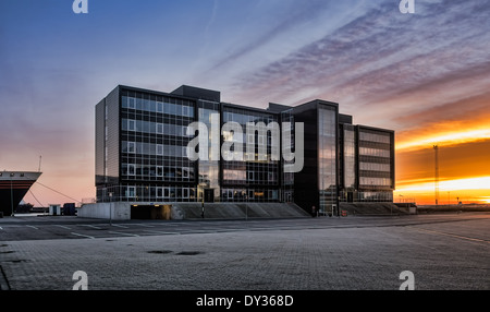 Moderne Häuser im Dokken Teil des Hafens in Esbjerg, Dänemark Stockfoto