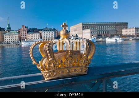 Stockholm Hafen Krone auf Brücke. Gamla Stan im Hintergrund. Schweden Stockfoto