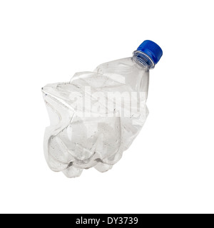 Ein leeres zerschlagen weißen Plastikflasche, isoliert auf weißem Hintergrund Stockfoto