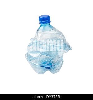 Ein leeres zerschlagen blauen Plastikflasche, isoliert auf weißem Hintergrund Stockfoto