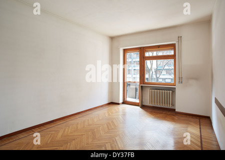 Leeren Raum mit Holzboden und schmutzige weiße Wände Stockfoto