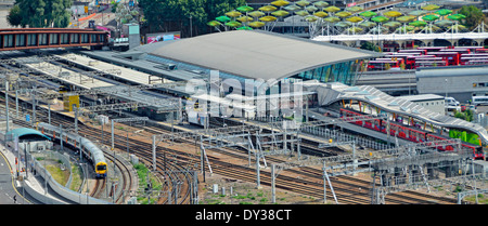 Zug Bahnhof Stratford mit Busbahnhof terminal darüber hinaus Stockfoto