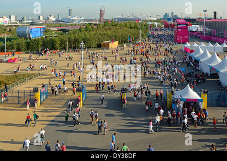 London 2012 Olympische Park Aussicht mit Blick auf die Umlaufbahn-Turm und die wichtigsten Leichtathletik-Stadion während der Paralympischen Spiele Stockfoto