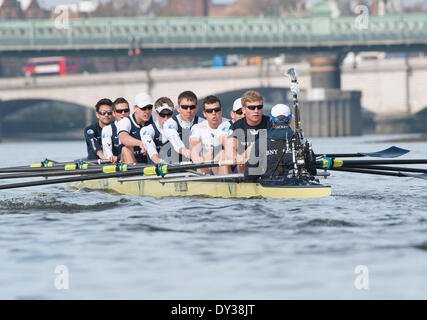 Putney, London UK. 5. April 2014. Oxford blau Boot in Aktion während der Regatta vor dem Rennen Hochschultag 5. Apr. Kredit-Sturm Uru, Tom Watson, Karl Hudspith, Thomas Swartz, Malcolm Howard, Michael Di Santo, Sam O'Connor, Constantine Louloudis, Laurence Harvey: Aktion Plus Sport/Alamy Live-Nachrichten Stockfoto