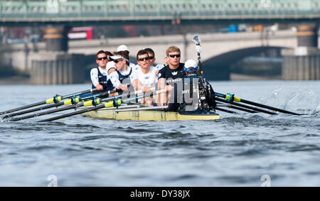 Putney, London UK. 5. April 2014. Oxford blau Boot in Aktion während der Regatta vor dem Rennen Hochschultag 5. Apr. Kredit-Sturm Uru, Tom Watson, Karl Hudspith, Thomas Swartz, Malcolm Howard, Michael Di Santo, Sam O'Connor, Constantine Louloudis, Laurence Harvey: Aktion Plus Sport/Alamy Live-Nachrichten Stockfoto