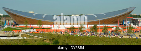 Außenansicht Velodrome Radstadion Arena Gebäude & Menschen bei Paralympische Spiele London 2012 Olympic Park Stratford Newham London England GB Stockfoto