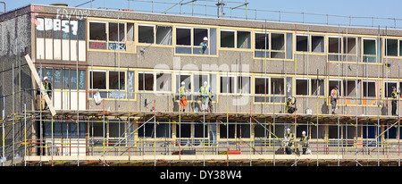 Arbeiter, die Errichtung von Gerüsten um veraltete Sozialwohnungen Block vor dem Abriss für re Entwicklung Stockfoto
