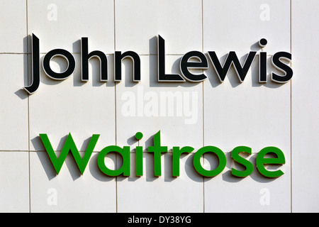 Zeichen für John Lewis und Waitrose Stores in großen Buchstaben auf der Außenseite eines Wesfield Shopping mall Stratford City Newham London England Großbritannien Stockfoto