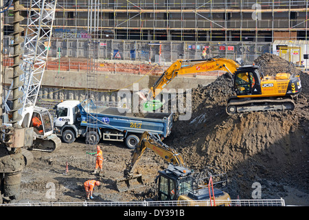 Stahlkäfig in nassen Beton Haufen (kontinuierliche Flug Schnecke Typ) eingefügt wird, mit JCB laden Erde verderben in Kipper LKW Stockfoto