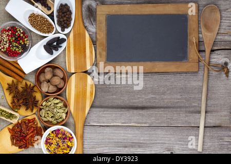 Kochen mit frischen duftenden Gewürzen Stockfoto