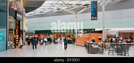 Marks and Spencer Shop Front & Coffee Shop Shopper in einem Teil des Liberty Shopping Centers & Malls in Romford Havering East London England Großbritannien Stockfoto