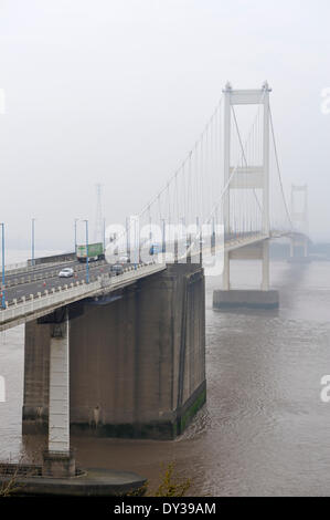 Severn Brücke, UK. 4. April 2014 Smog stieg um Staub aus der Sahara, wie durch Bristol alten Severn-Brücke in Wales gesehen. Von englischer Seite aus gesehen. Bildnachweis: Charles Stirling/Alamy Live-Nachrichten Stockfoto