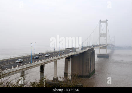 Severn Brücke, UK. 4. April 2014 Smog stieg um Staub aus der Sahara, wie durch Bristol alten Severn-Brücke in Wales gesehen. Von englischer Seite aus gesehen. Bildnachweis: Charles Stirling/Alamy Live-Nachrichten Stockfoto