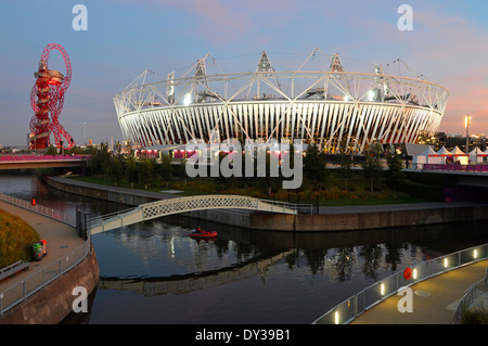 Dämmerung Himmel 2012 Olympic Park Flutlicht Paralympischen Spiele Flutlicht Sport Veranstaltungsstadion & ArcelorMittal Orbit Tower Stratford Newham East London VEREINIGTES KÖNIGREICH Stockfoto