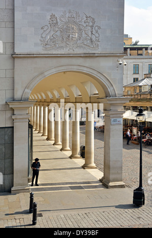 Wappen über dem Eingang zum Royal Opera House Shopping Arcade Säulengang, der Teil des Komplexes im Covent Garden London England UK ist Stockfoto