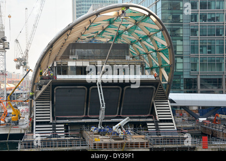 Ein Ende des Crossrail Ort eine neue Retail und Dachgarten Komplex gebaut über Canary Wharf Crossrail Bahnhof namens Elizabeth Linie Stockfoto